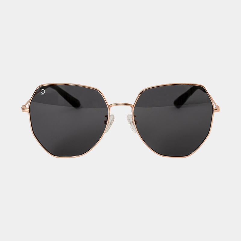 LOLA // Black