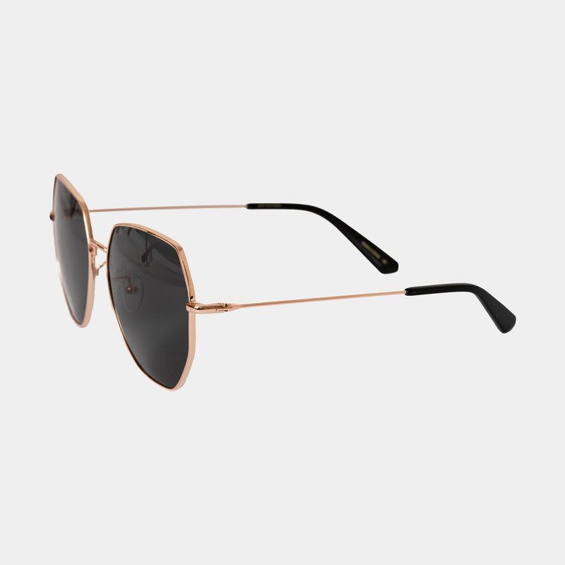 LOLA // Black