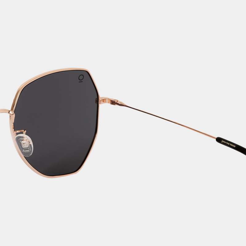 LOLA // Black